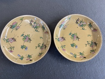 Paire de coupes en porcelaine de Chine famille rose &agrave; d&eacute;cor de sauterelles sur fond caf&eacute; au lait, marque et &eacute;poque de Daoguang