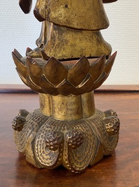 Sculpture d'un moine en bois laqu&eacute; et dor&eacute;, Chine, Qing