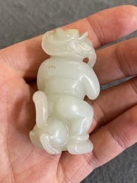 Sculpture en jade c&eacute;ladon d'un gar&ccedil;on avec un chat, Chine, Qing