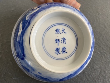Een Chinese blauw-witte kom met verhalend decor, Kangxi merk en periode