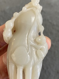 Een Chinese witte jade sculptuur van een 'Boeddha hand' met aapjes, Qing