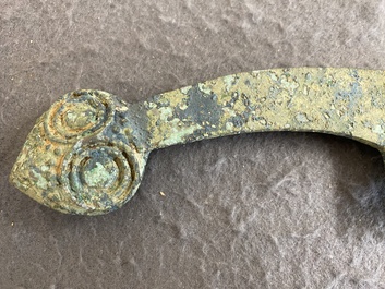 Een Chinese bronzen dolk met slangenkoppen, Periode der Strijdende Staten
