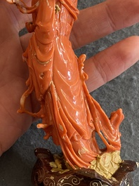 Een Chinese bloedkoralen figuur van een staande dame met een vaas, 19/20e eeuw