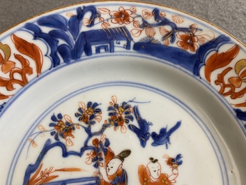 Een paar Chinese Imari-stijl borden met een dame en twee jongens in een tuin, Kangxi