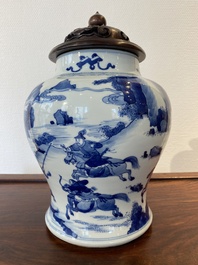 Een Chinese blauw-witte 'Joosje te paard' vaas met houten deksel, Kangxi