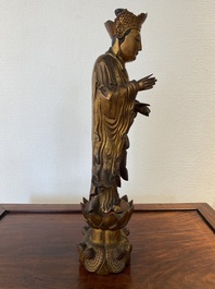 Sculpture d'un moine en bois laqu&eacute; et dor&eacute;, Chine, Qing