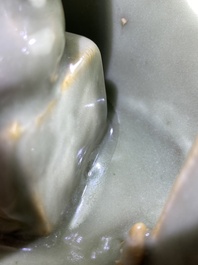Een Chinees Longquan celadon schrijn met Guanyin, wellicht Ming