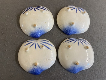 Vier Japanse blauw-witte driepotige perzikvormige schotels met kraanvogels, Edo, 18/19e eeuw