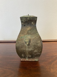 Een kleine Chinese bronzen rituele 'fang hu' dekselvaas, Periode der Strijdende Staten