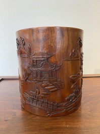 Grand pot &agrave; pinceaux en bois de huali &agrave; d&eacute;cor de lettr&eacute;s dans un paysage, 20&egrave;me
