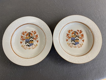 Een paar Chinese wapenborden met bianco-sopra-bianco randen, Qianlong