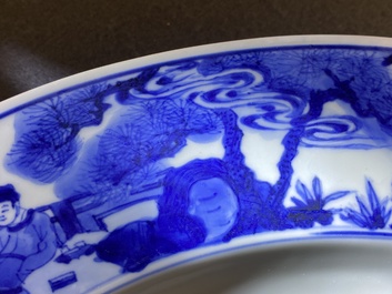 Een grote Chinese blauw-witte schotel met gebombeerd centraal medaillon, Kangxi