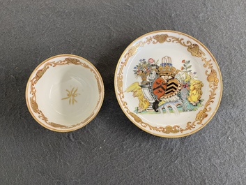 Tasse et soucoupe en porcelaine de Chine famille rose aux armes de Henri van Isselmuden et Anne van Haersolte pour le march&eacute; hollandais, Qianlong