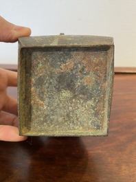 Een kleine Chinese bronzen rituele 'fang hu' dekselvaas, Periode der Strijdende Staten