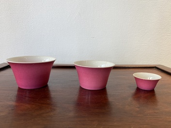 Drie Chinese monochrome roze kommen, Qianlong merk, 19/20e eeuw
