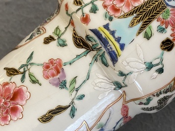 Paire de vases en porcelaine de Chine famille rose mont&eacute;s en lampes en bronze dor&eacute;, Yongzheng