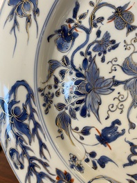 Een Chinese blauw-witte schotel met vergulde en ijzerrode accenten, Yongzheng