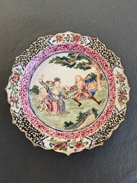 Een Chinees bord in Canton email met erotisch decor, Yongzheng/Qianlong