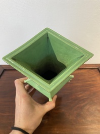 Een zeldzame Chinese ruitvormige monochrome groene vaas, Republiek
