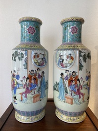 Een paar Chinese famille rose rouleau vazen, Qianlong merk, Republiek