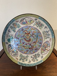 Een Chinese 'draken' schotel in Canton email, Kangxi merk, Qianlong