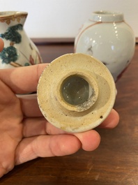 Une bo&icirc;te &agrave; th&eacute; couverte en porcelaine de Chine famille rose &agrave; sujet mandarin et une verseuse a d&eacute;cor du 'Jugement de Paris', Qianlong