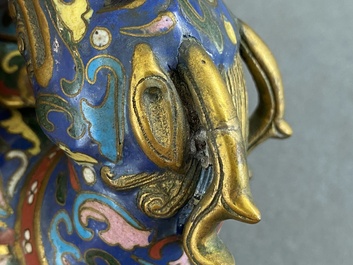 Een paar Chinese cloisonn&eacute; kandelaars in de vorm van pixiu, Qing