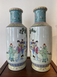 Een paar Chinese famille rose rouleau vazen, Qianlong merk, Republiek