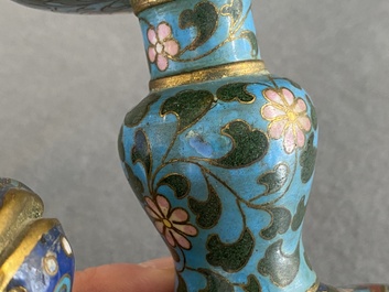 Een paar Chinese cloisonn&eacute; kandelaars in de vorm van pixiu, Qing