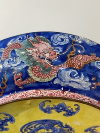 Een Chinees bord met fijn floraal decor in Canton email, Yongzheng