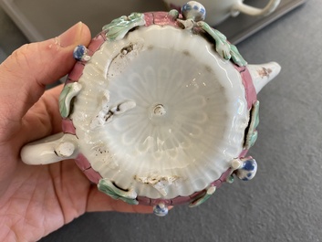 Cinq th&eacute;i&egrave;res en porcelaine de Chine famille rose, Yongzheng/Qianlong
