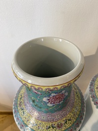 Een paar Chinese famille rose rouleau vazen, Qianlong merk, Republiek