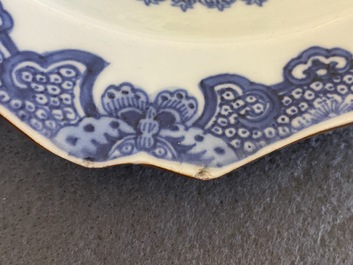 Een Chinees famille rose 'Fort Folly' bord en een paar Samson dekselpotten in famille verte-stijl, Qianlong en 19e eeuw