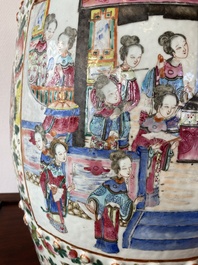 Een Chinese famille rose tuinzit, 19e eeuw