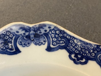 Een Chinees famille rose 'Fort Folly' bord en een paar Samson dekselpotten in famille verte-stijl, Qianlong en 19e eeuw