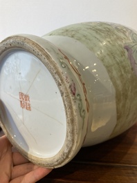Een Chinese famille rose vaas met verhalend decor, Qianlong merk, 19/20e eeuw