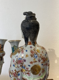 Een paar grote Chinese famille rose kandelaars in de vorm van hofdames, Qianlong