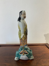 Sculpture en porcelaine de Chine famille rose figurant Liu Hai sur le crapaud, sign&eacute;e Huang Yuanxiang 黃源項, 19&egrave;me