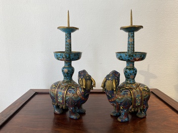 Een paar Chinese cloisonn&eacute; kandelaars in de vorm van pixiu, Qing