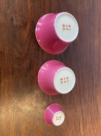 Drie Chinese monochrome roze kommen, Qianlong merk, 19/20e eeuw