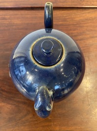 Een Chinese monochrome blauwe theepot met een rat als handvat, Transitie periode