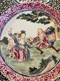 Een Chinees bord in Canton email met erotisch decor, Yongzheng/Qianlong