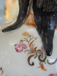 Een paar grote Chinese famille rose kandelaars in de vorm van hofdames, Qianlong