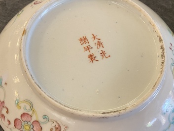 Een Chinees famille rose bord en bijhorende kom met turquoise fondkleur, Guangxu merk en periode