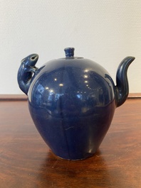 Een Chinese monochrome blauwe theepot met een rat als handvat, Transitie periode