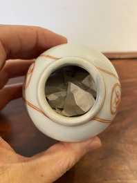 Une bo&icirc;te &agrave; th&eacute; couverte en porcelaine de Chine famille rose &agrave; sujet mandarin et une verseuse a d&eacute;cor du 'Jugement de Paris', Qianlong