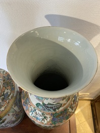 Een paar Chinese Canton famille verte vazen met een tuinsc&egrave;ne, 19e eeuw