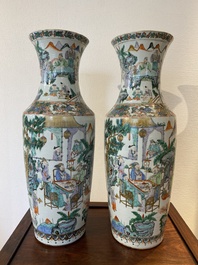 Een paar Chinese Canton famille verte vazen met een tuinsc&egrave;ne, 19e eeuw