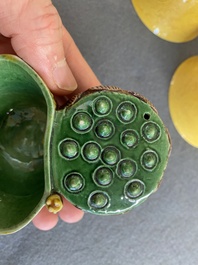 Een Chinese sancai-geglazuurde waterdruppelaar en een paar gele kommen met anhua drakendecor, Xianfeng merk, Kangxi en later