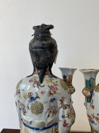 Een paar grote Chinese famille rose kandelaars in de vorm van hofdames, Qianlong